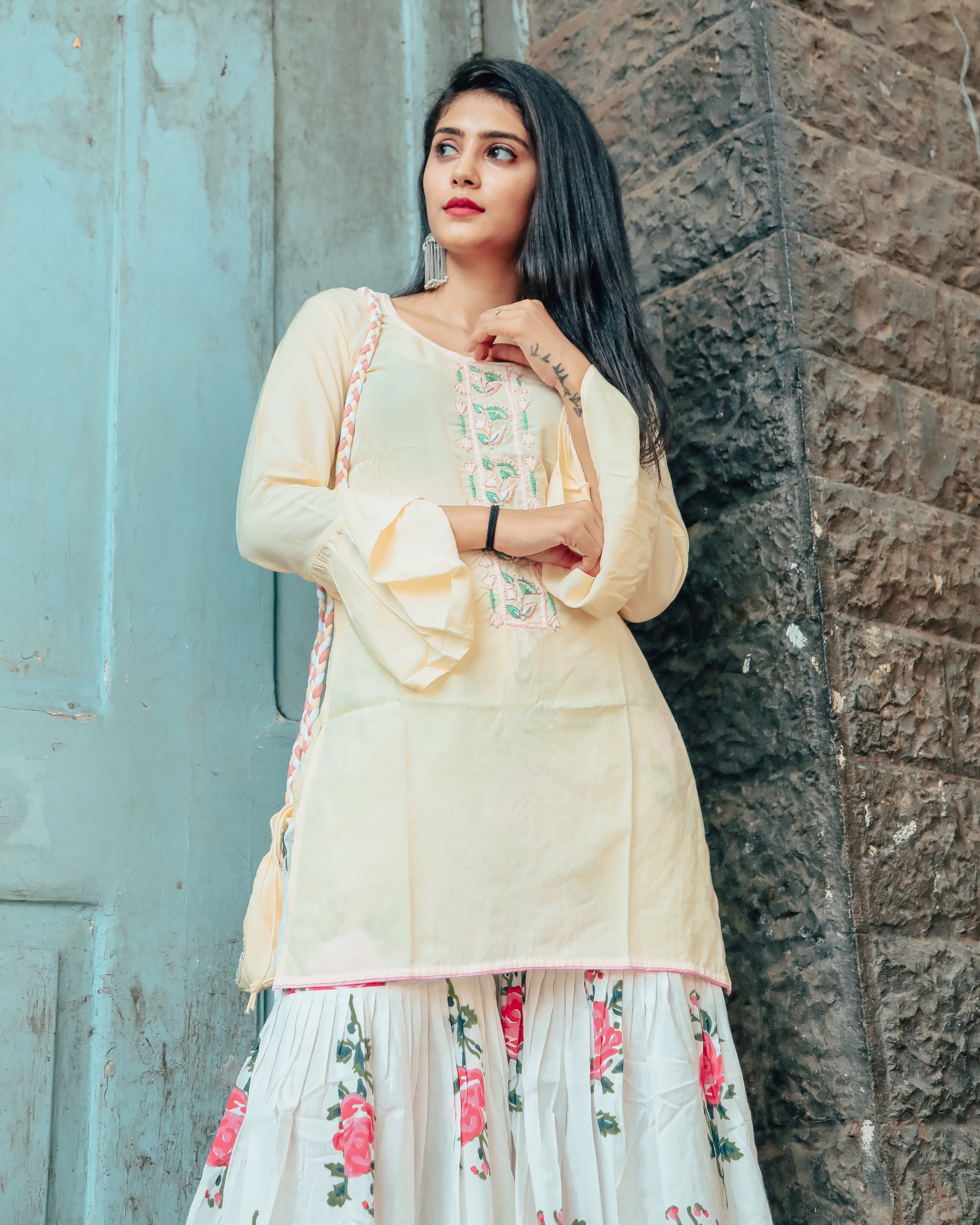Cream hand embroidered kurta set with beautiful potli