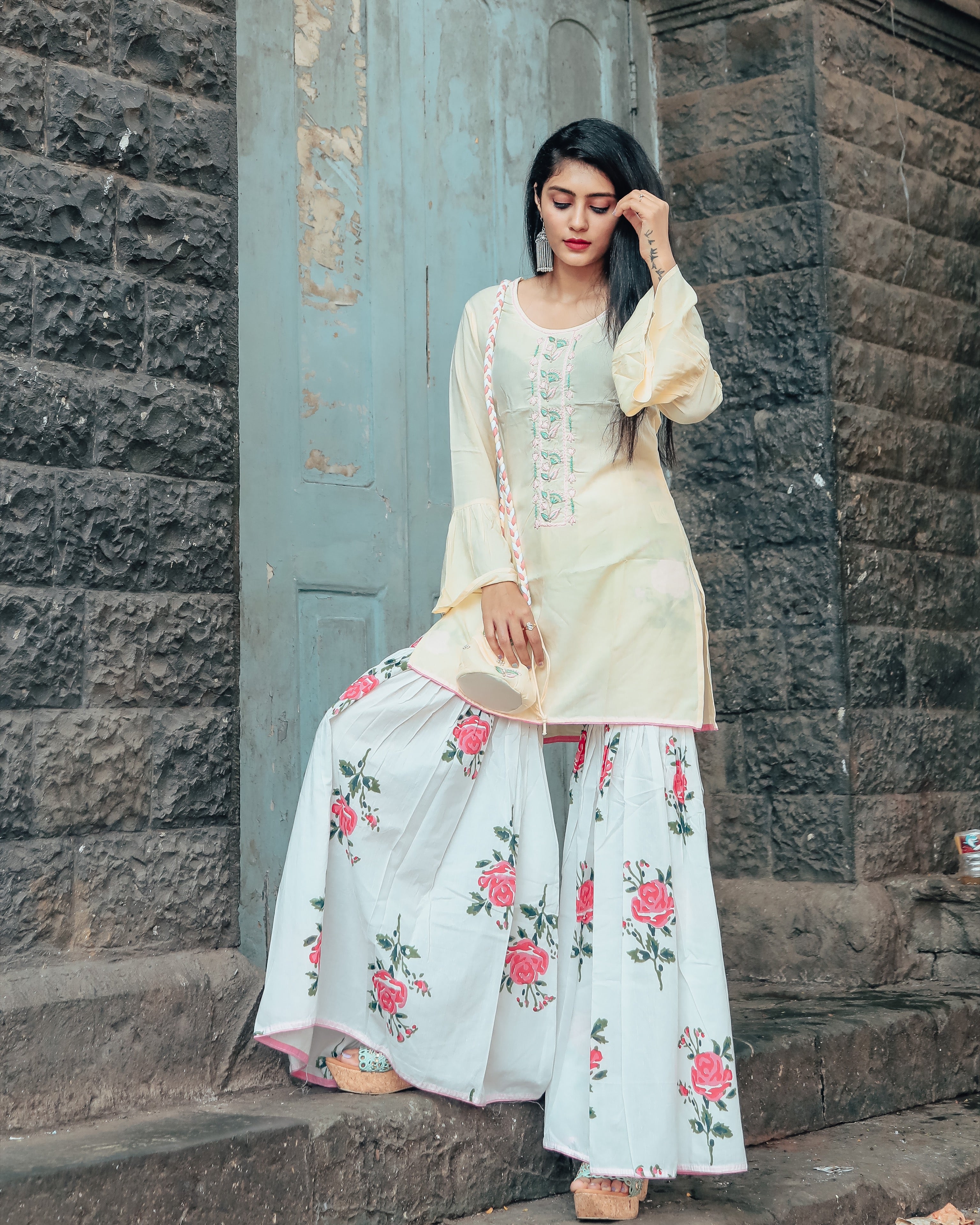 Cream hand embroidered kurta set with beautiful potli